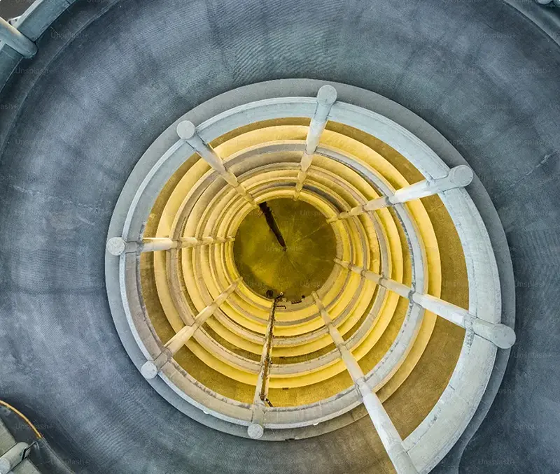 Una escalera en espiral con luces amarillas